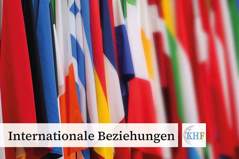 Internationale Beziehungen Bunte Flaggen mit verschwommenen Hintergrund
