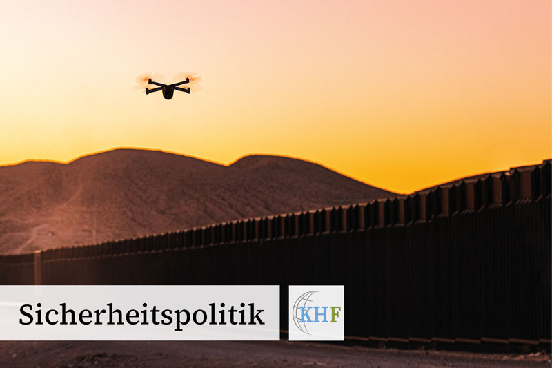Sicherheitspolitik UAV-Drohne, die bei Sonnenaufgang über der Grenze zwischen den USA und Mexiko fliegt