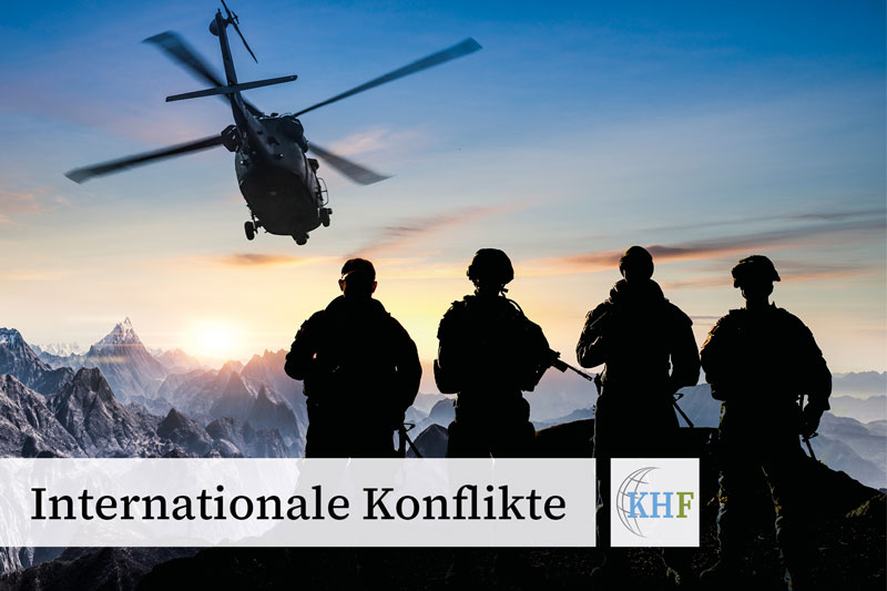 Internationale Konflikte Silhouetten der Soldaten während einer Militärmission in der Abenddämmerung