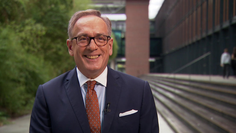 Prof. Dr. Klemens H. Fischer vor der Kamera