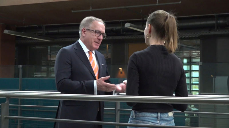 Prof. Dr. Klemens H. Fischer vor der Kamera