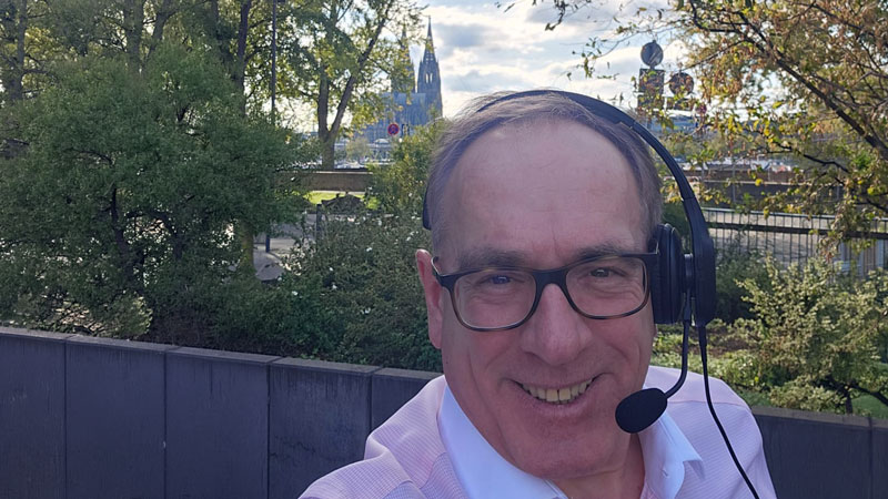 Prof. Dr. Klemens H. Fischer mit Headset vor dem Kölner Dom
