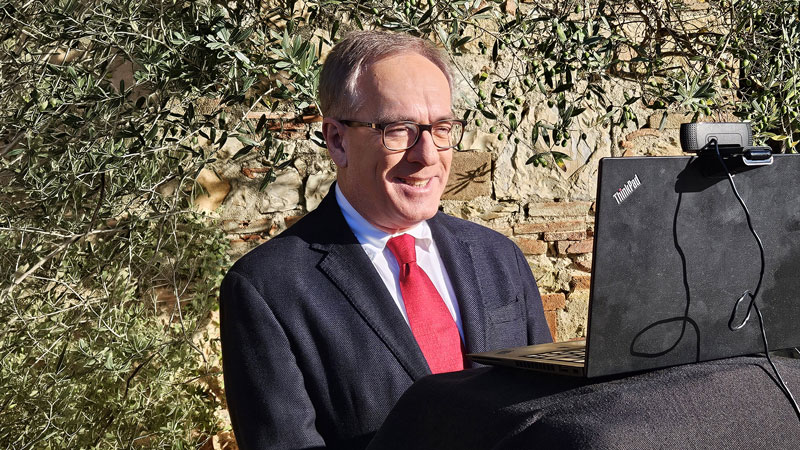 Prof. Dr. Klemens H. Fischer vor seinem Laptop