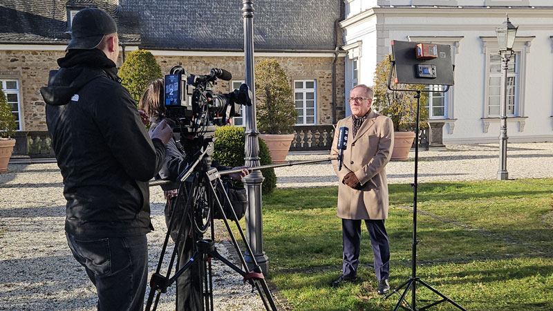 Prof. Dr. Klemens H. Fischer mit einem Kamerateam