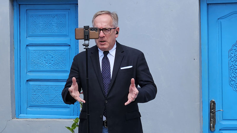 Prof. Dr. Klemens H. Fischer vor seinem Handy