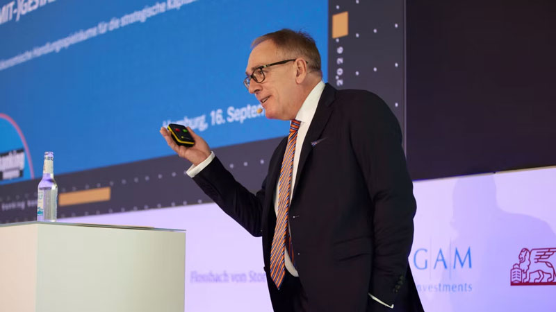 Prof. Dr. Klemens H. Fischer hält einen Vortrag